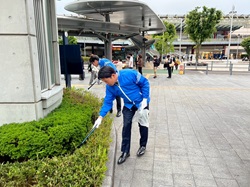 岐阜市職員による美化運動に参加する様子