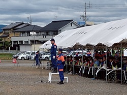 岐阜市中消防団特別点検に出席し、あいさつする様子
