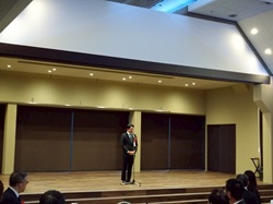 一般社団法人岐阜市薬剤師会第13回通常総会懇親会に出席し、あいさつする様子