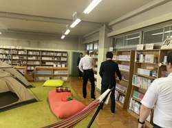 岐阜市立草潤中学校を視察する様子