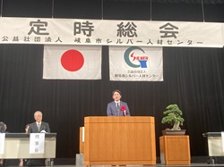 公益社団法人岐阜市シルバー人材センター令和7年度定時総会に出席し、あいさつする様子