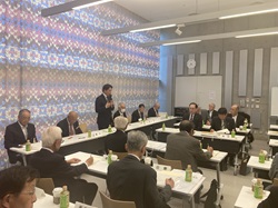 岐阜治水会令和7年度常設委員会に出席し、あいさつ及び議事進行する様子