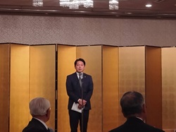 岐阜市自治会連絡協議会まちづくり懇談会に出席 し、あいさつする様子