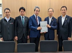 岐阜県市長会常任理事として、厚生労働省保険局長 鹿沼均氏に高額療養費制度の自己負担限度額の引き上げに係る要望書を提出及び意見交換する様子