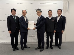 デジタル庁デジタル審議官 二宮清治氏に地方公共団体情報システムの標準化に係る要望書を提出及び意見交換する様子