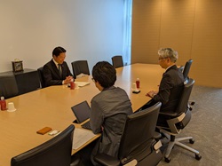 日本郵政株式会社常務執行役 根岸一行氏と面談する様子