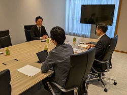 日本郵便株式会社執行役員 竹中正博氏と面談する様子