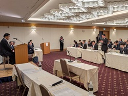 全国後期高齢者医療広域連合協議会令和7年度全国広域連合長会議に出席し、発言する様子