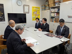 第8代ユネスコ（国連教育科学文化機関）事務局長 松浦晃一郎氏ほかと面談する様子