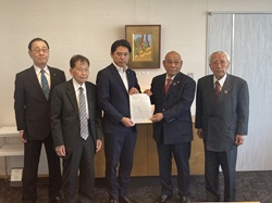 岐阜市自治会連絡協議会会長 神田定夫氏から持続可能な自治会活動に関する要望書を受領する様子