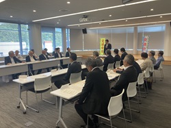令和7年度岐阜市交通安全推進協議会に出席し、あいさつ及び議事進行する様子