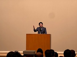 失語症全国大会inぎふに出席し、あいさつの様子