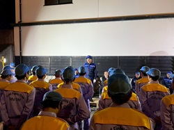 大宮・長良陸閘等操作訓練に出席し、あいさつ及び訓練視察する様子