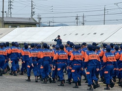 岐阜市北消防団特別点検に出席し、あいさつする様子