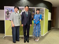アニメ「小市民シリーズ」の声優 梅田修一朗氏及び羊宮妃那氏と面談する様子