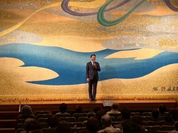 2025スコラーズ岐阜 名曲シリーズNo.1に出席し、あいさつ。その後、鑑賞する様子