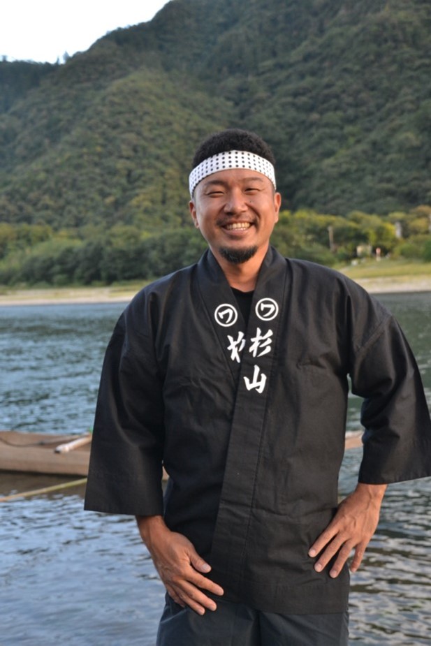 鵜舟の船頭の今井翔佑さん