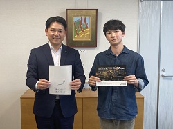 映画「僕の中に咲く花火」の監督・脚本 清水友翔氏と面談する様子