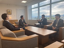 中日新聞社岐阜支社長 有賀信彦氏が転任及び同新支社長 渡部圭氏ほかが着任のあいさつする様子