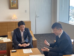 独立行政法人 国立高等専門学校機構 岐阜工業高等専門学校 校長 大塚友彦氏ほかと面談する様子