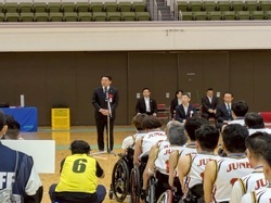 文部科学大臣杯争奪 第35回日本車いすツインバスケットボール選手権大会開会式に出席する様子