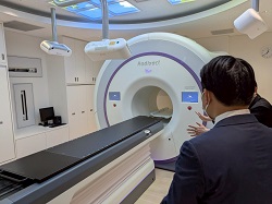 松波総合病院西館内覧会に出席する様子