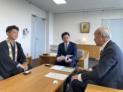 岐阜南ロータリークラブ第69期会長エレクト 小野伸秋氏ほかと面談する様子