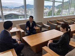 株式会社十六総合研究所代表取締役社長 佐竹達比古氏ほかと面談する様子