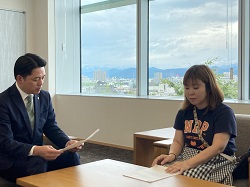 一般社団法人ネコリパブリック代表理事 河瀬麻花氏ほかと面談する様子