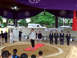 第30回わんぱく相撲岐阜ブロック大会に出席し、あいさつする様子