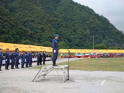第56回岐阜市水防連合演習に出席し、訓示する様子