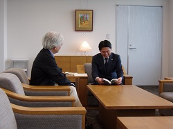 「みんなの森 ぎふメディアコスモス」の元総合プロデューサー 吉成信夫氏と面談する様子
