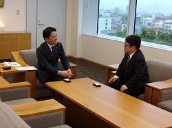 東海財務局岐阜財務事務所長 石川哲才氏が離任のあいさつする様子