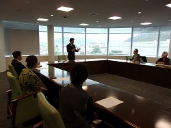 元岐阜県議会議長 宮嶋和弘氏からの同氏が作詞した楽曲「斎藤道三～夢よ輝け暁に～」のCDの寄附に対して感謝状を贈呈する様子