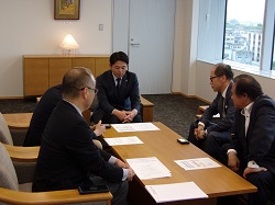 岐阜観光索道株式会社前代表取締役社長　篠田晃氏が退任、同新代表取締役社長　桑原敏朗氏が着任のあいさつする様子