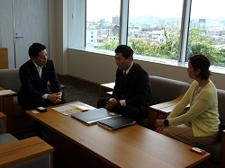 美濃國山城トレイル実行委員会代表 坪井繁和氏からの寄附に対してお礼状を贈呈