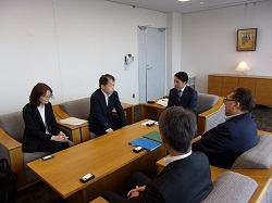 株式会社AIアクティブ代表取締役 可児浩明氏ほかが厚生労働大臣より「ユースエール認定企業」に認定されたことを報告
