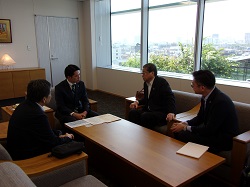 岐阜県社会福祉法人経営者協議会会長 井上悟氏ほかから「福祉従事者の賃金改善にかかる要望書」を受領
