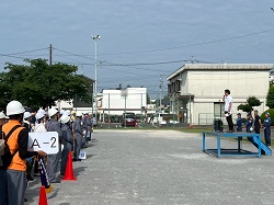 令和7年度早田地区自主防災訓練に出席し、あいさつする様子