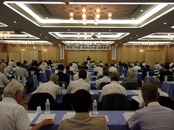 令和7年度岐阜治水会定期総会に出席し、あいさつ及び議事進行する様子