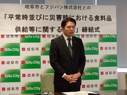 フジパン株式会社との「平常時並びに災害時における食料品供給等に関する協定」締結式に出席し、あいさつする様子