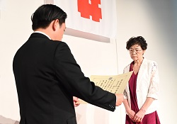 令和7年度岐阜市政功労表彰式にて、あいさつ及び表彰状を授与