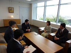 一般財団法人日本プロスピーカー協会代表理事及び一般財団法人ウィリアムグラッサー記念財団理事長 青木仁志氏からの書籍の寄附に対してお礼状を贈呈