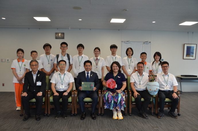 写真：記念撮影（市長表敬）