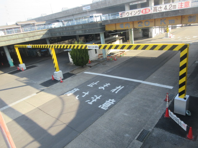 南スロープ西側の鉄骨ゲート