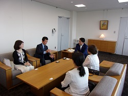 公益社団法人スコーレ家庭教育振興協会会長 永池豊氏ほかと面談様子