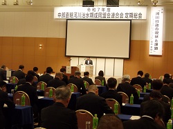中部直轄河川治水期成同盟会連合会定期総会に出席し、あいさつ及び議事進行