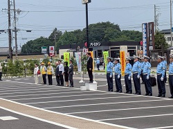 夏の交通安全県民運動出発式に出席し、あいさつ