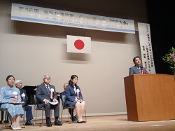 第66回東海北陸教育・保育研究大会「岐阜大会」に出席し、あいさつ（じゅうろくプラザ）