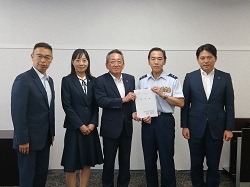 岐阜基地周辺市町村連絡協議会委員として、同会長の各務原市長ほかとともに航空自衛隊岐阜基地司令 山本光伸氏に要望書を提出（各務原市）